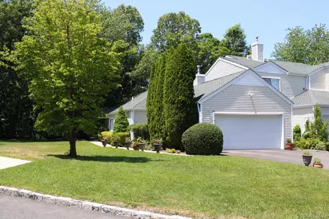 146 Farm House Ct, Manorville, NY 11949