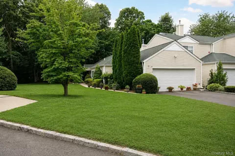 146 Farm House Ct, Manorville, NY 11949