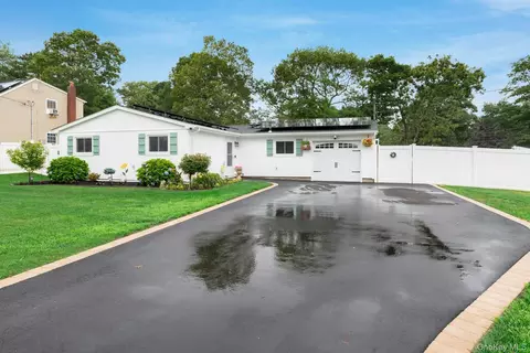 75 Presford Dr, Shirley, NY 11967
