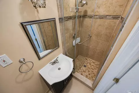 Bath - 49 Village Dr, Jericho, NY 11753 photo 3 of 3