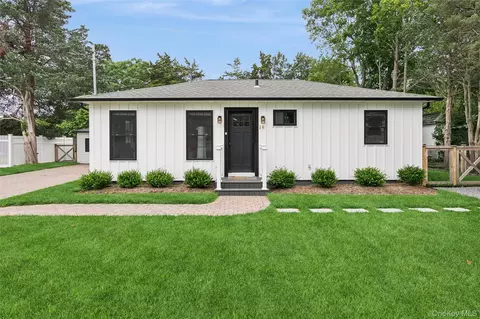 16 Winnie Rd, Center Moriches, NY 11934