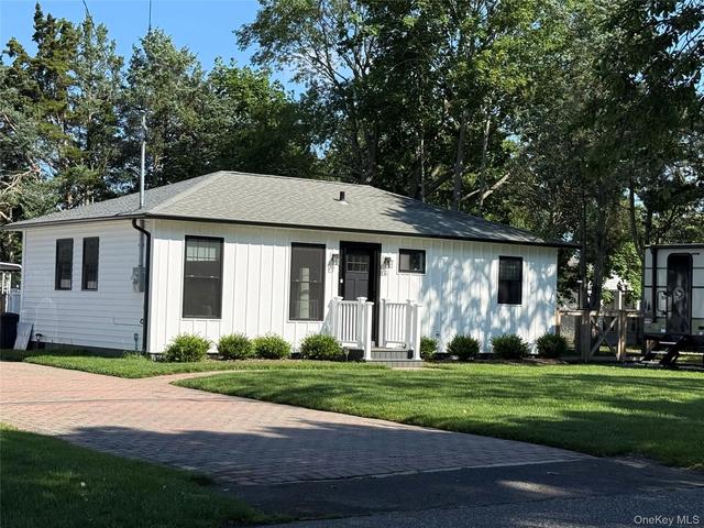 16 Winnie Rd, Center Moriches, NY 11934