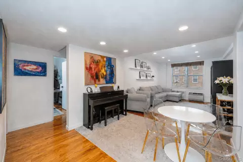 3185 Crescent St #215, Astoria, NY 11106
