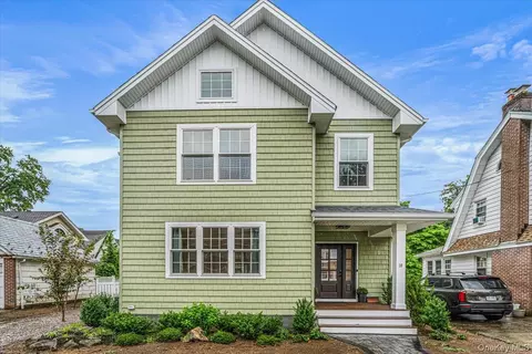 10 Hazel Pl, Floral Park, NY 11001