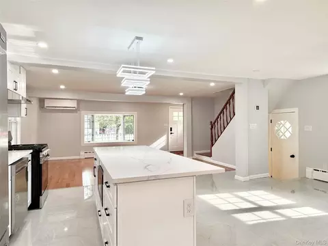 20 Baylis Pl, Syosset, NY 11791