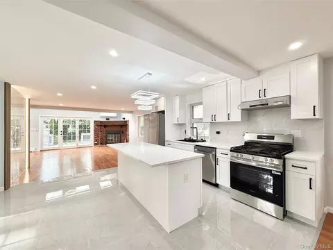20 Baylis Pl, Syosset, NY 11791