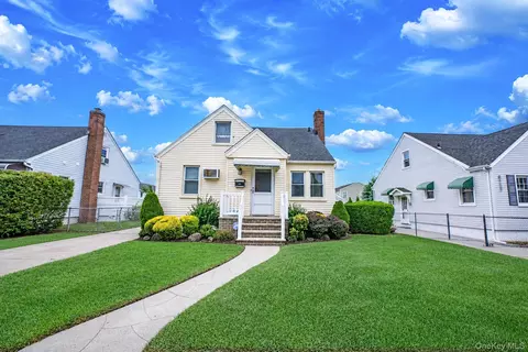 1111 Esther St, Franklin Square, NY 11010