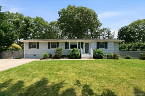 3 Herd Ln, Setauket, NY 11733
