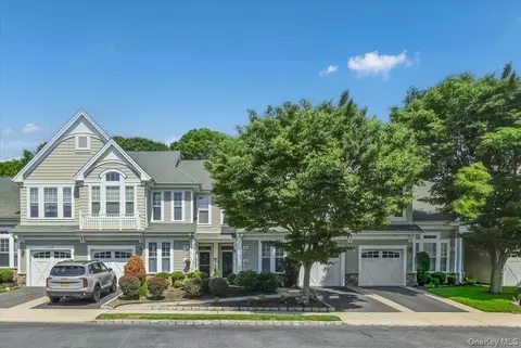 189 Symphony Dr, Lake Grove, NY 11755