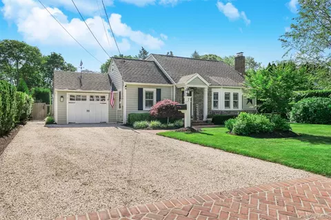 7 Country Club Rd, Bellport, NY 11713