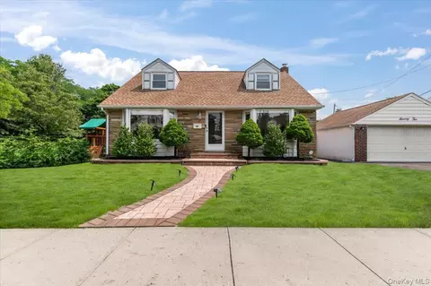 72 Pembrook Dr, North Hempstead, NY 11501