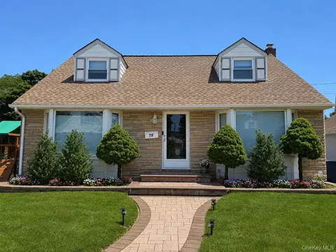72 Pembrook Dr, North Hempstead, NY 11501