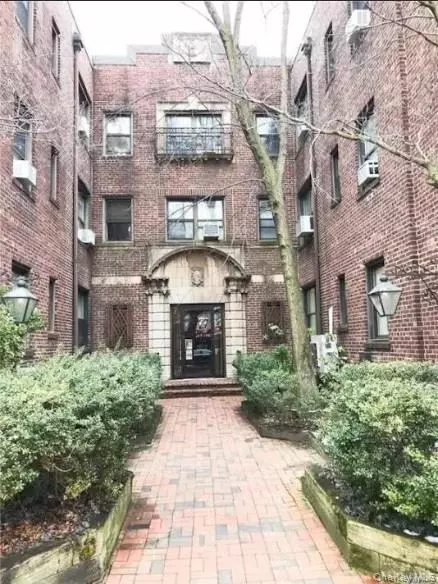 7 Bond St #2C, North Hempstead, NY 11021