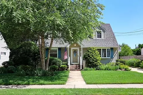 219 Lindbergh St, Massapequa Park, NY 11762