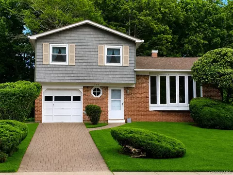 135 Atlantic Pl, Hauppauge, NY 11788