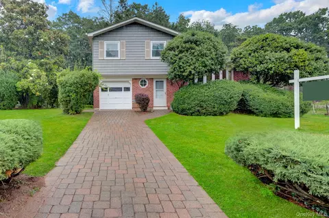 135 Atlantic Pl, Hauppauge, NY 11788