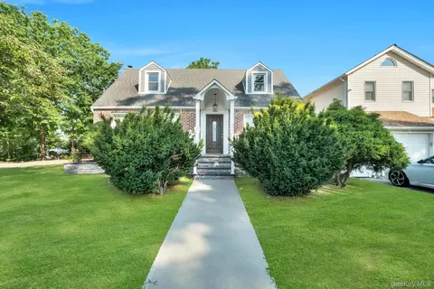 102 Strattford Rd, North Hempstead, NY 11040