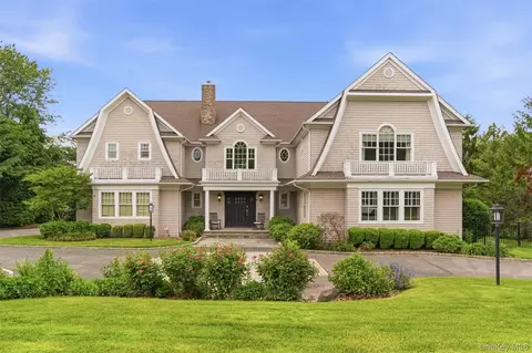 9 May Hill Ln, Dix Hills, NY 11746
