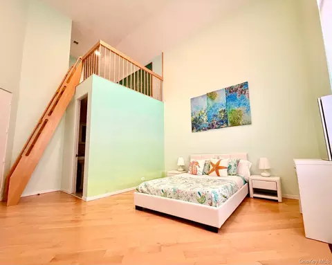 Bedroom - 18 Pine Tree Ln, Westhampton, NY 11977 photo 5 of 6