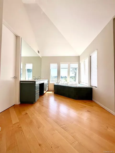 Bath - 18 Pine Tree Ln, Westhampton, NY 11977 photo 3 of 4