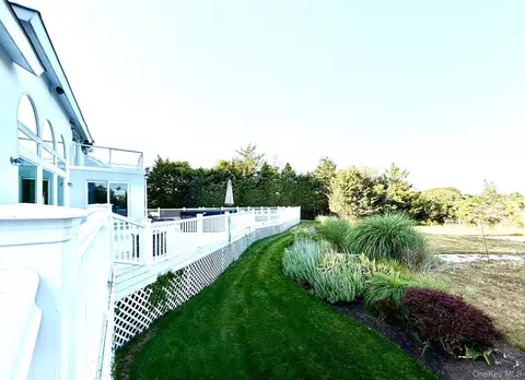 Exterior - 18 Pine Tree Ln, Westhampton, NY 11977 photo 7 of 8