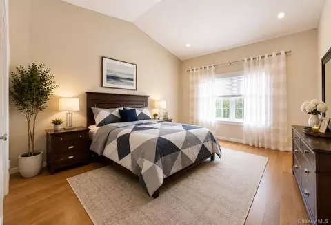 Bedroom - 18 Pine Tree Ln, Westhampton, NY 11977 photo 4 of 6
