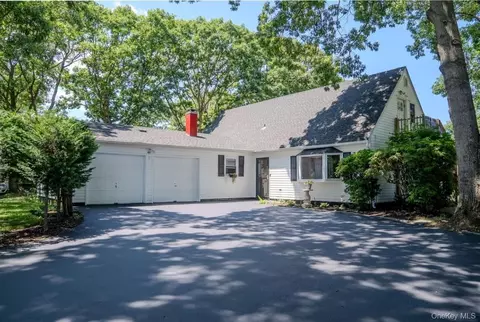 41 Fig St, Central Islip, NY 11722