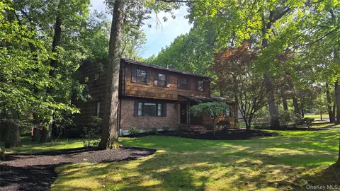 19 York Dr, Clarkstown, NY 10956