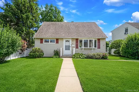 112 Franklin Pl, Massapequa, NY 11758