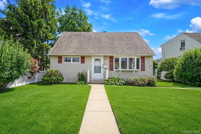 112 Franklin Pl, Massapequa, NY 11758