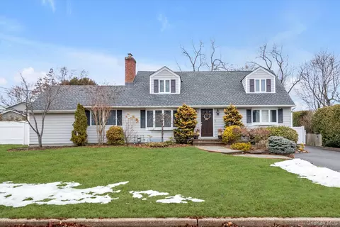 17 Doxey Dr, Glen Cove, NY 11542
