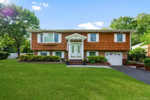 8 Reggie Dr, Wappinger, NY 12590