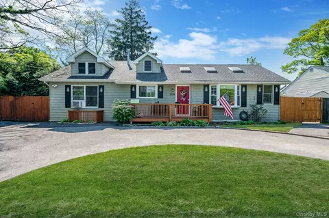 1096 Manor Ln, Bay Shore, NY 11706