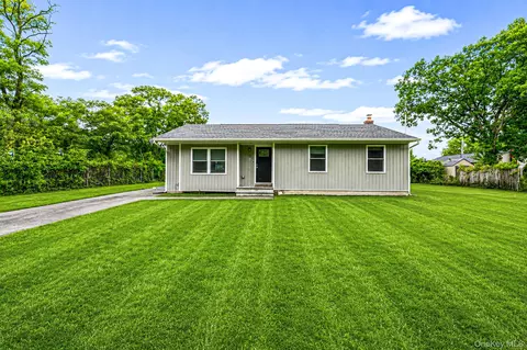 18 Jackson St, South Farmingdale, NY 11735