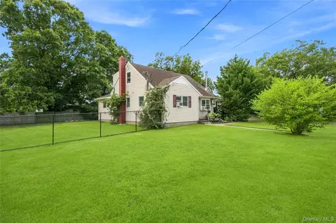 2 Seminole Dr, Bay Shore, NY 11706