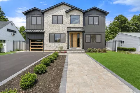 28 Choir Ln, Westbury, NY 11590
