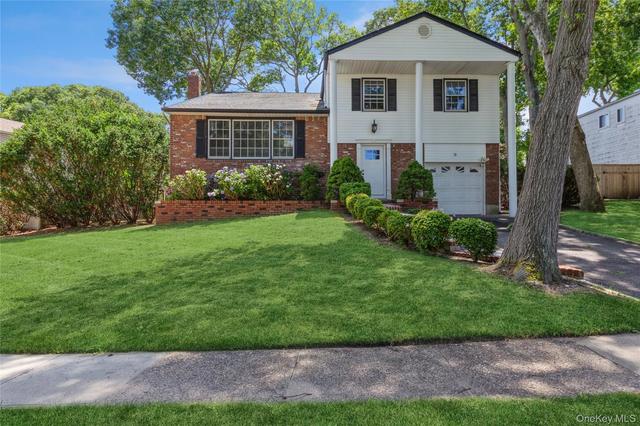 18 Linden St, Selden, NY 11784