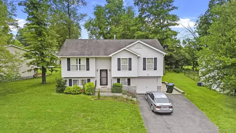 3 Stanford Ct, Walden, NY 12586