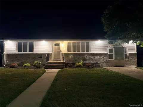 25 Lois Ln, Farmingdale, NY 11735