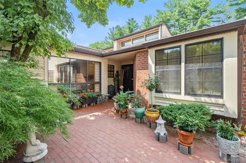 244 Estates Ter S, North Hempstead, NY 11030
