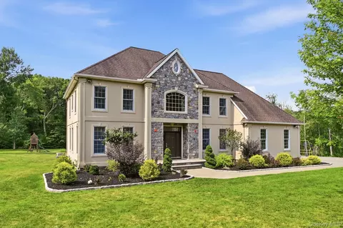 17 Meadow Crest Dr, Mahopac, NY 10541
