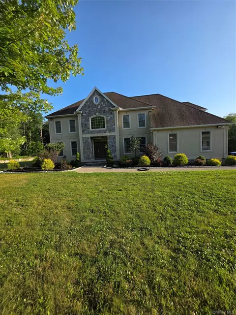 17 Meadow Crest Dr, Mahopac, NY 10541