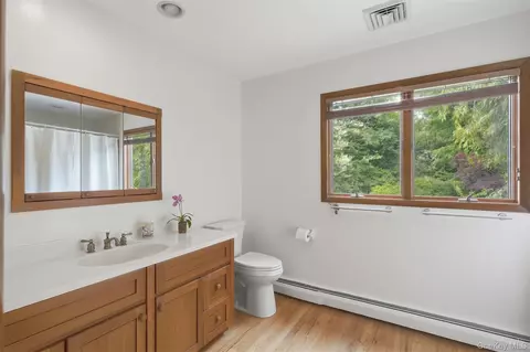 Bath - 6 Horizon Rd, Cornwall, NY 12518 photo 1 of 2