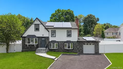 4 Ruby Ln, Huntington Station, NY 11746