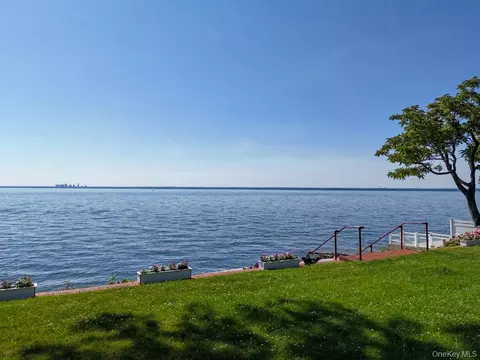32 Westland Dr, Glen Cove, NY 11542