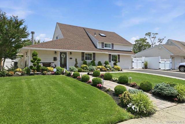 45 Cottonwood Ln, Westbury, NY 11590