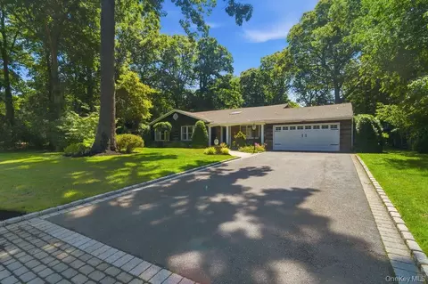 20 Oak Tree Dr, Smithtown, NY 11787
