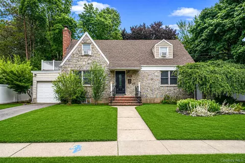 453 Dartmouth St, Westbury, NY 11590