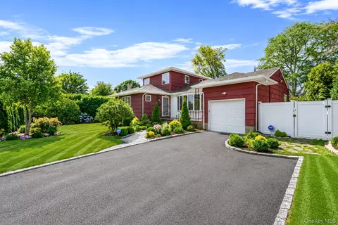 9 Stuart Dr, Syosset, NY 11791