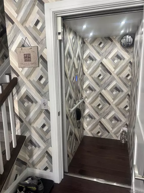Entry Way - 55201 Spruce Pond Cir, Plainview, NY 11803 photo 3 of 3